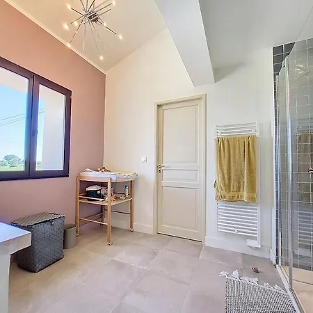 Mas T6 Contemporain Avec Piscine Chauffee Ним