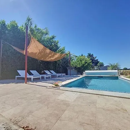 Mas T6 Contemporain Avec Piscine Chauffee Ним