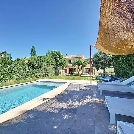 Mas T6 Contemporain Avec Piscine Chauffee Ним