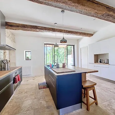 Mas T6 Contemporain Avec Piscine Chauffee Ним